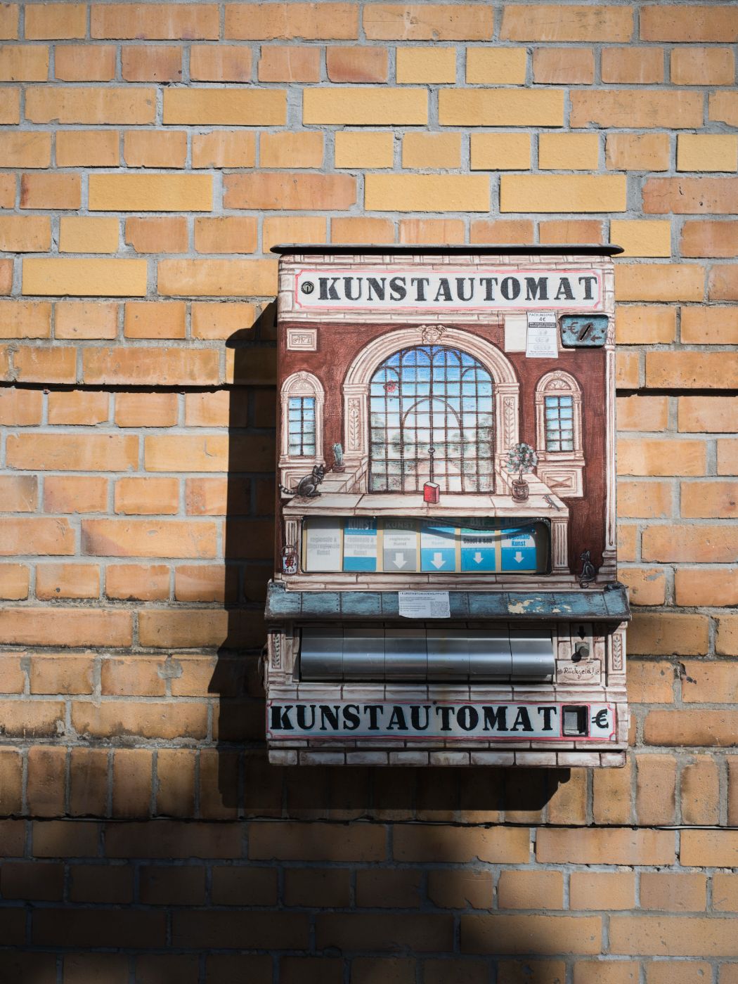 Kunstautomat an der Klinkerfassade, MONOPOL Leipzig